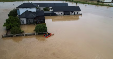 Rreth 700 viktima nga përmbytjet në Azi