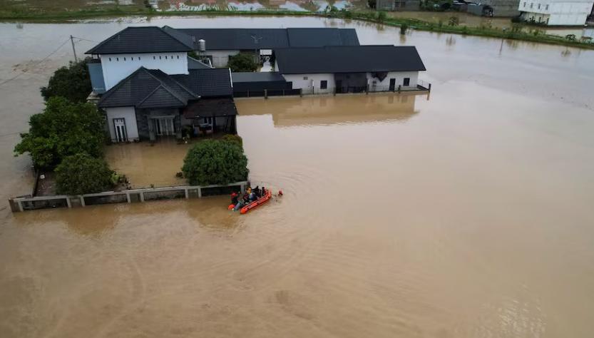 Rreth 700 viktima nga përmbytjet në Azi