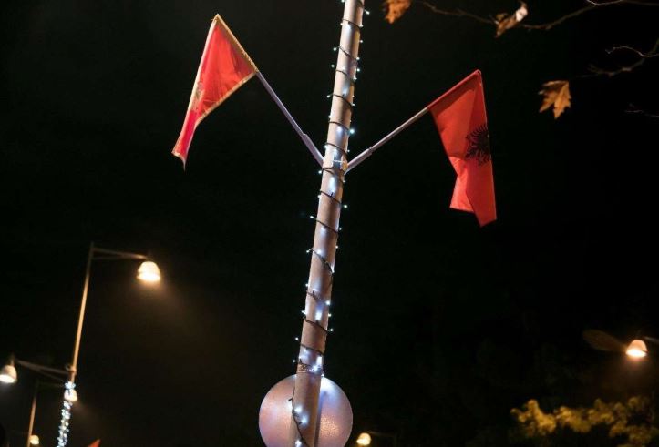 Podgorica “vishet” kuq e zi/ Ambasada shqiptare në Mal të Zi nderon festat e nëntorit