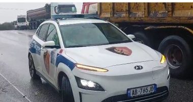 VIDEO/ Reshje të dendura shiu në Kurbin, vështirësi në lëvizjen e automjeteve në disa akse