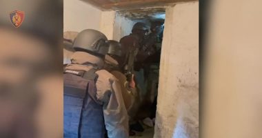 Dalin pamjet/ Kjo është banesa ku u izoluan dy personat, që qëlluan me armë drejt RENEA-s, sekuestrohen 5 armë zjarri