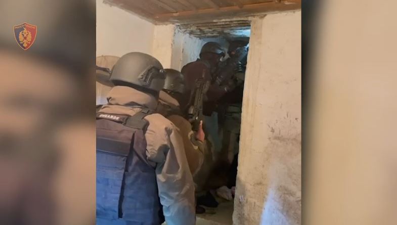 Dalim pamjet  Kjo është banesa ku u izoluan dy personat  që qëlluan me armë drejt RENEA s  sekuestrohen 5 armë zjarri