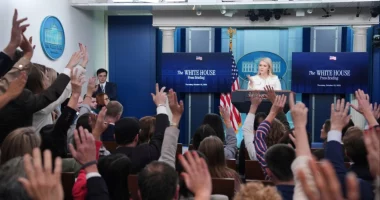 Kufizime për gazetarët në Shtëpinë e Bardhë/ Nuk lejohen të hyjnë në zyrat e sekretares së shtypit