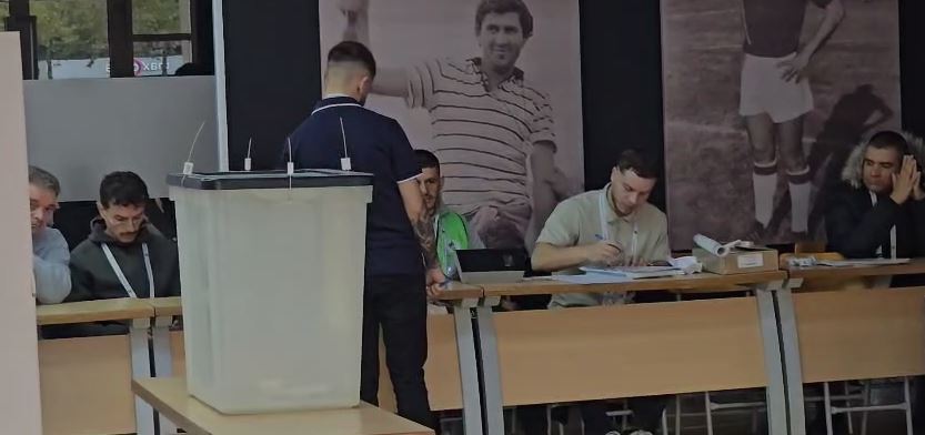 Zgjedhjet e pjesshme lokale/ Nis me vonesë procesi i votimit në Vlorë, mbërrijnë me vonesë komisionerët e PD