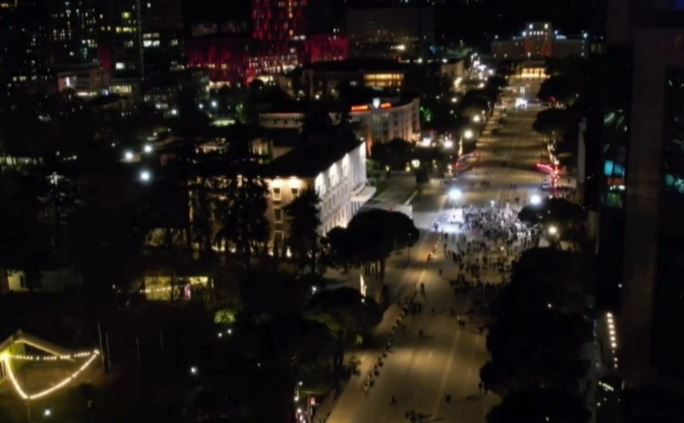 Protesta bosh e Berishës/ Braktiset nga mbështetësit në bulevardin para Kryeministrisë