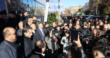 Ndërpritet qarkullimi në të gjitha linjat/ Punonjësit e transportit publik dhe dhjetëra qytetarë protestë në Prishtinë