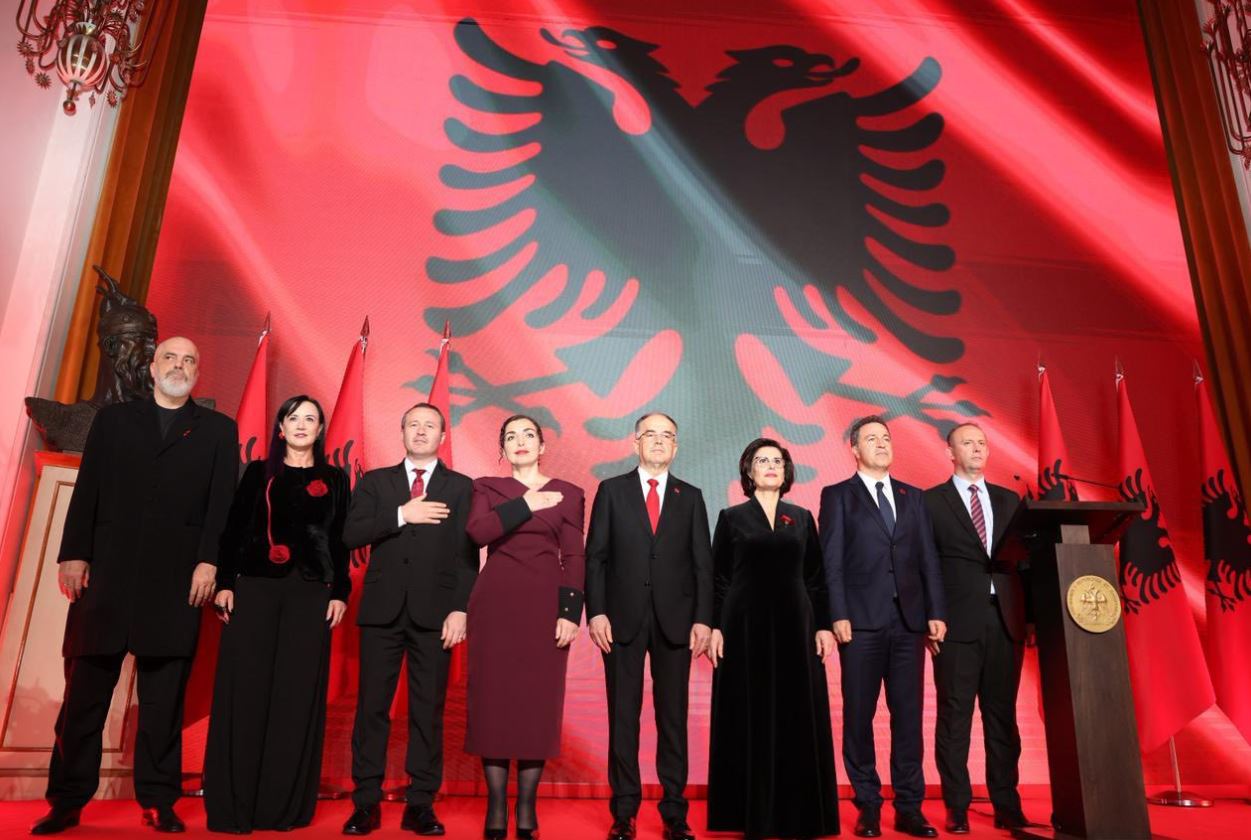 Ceremonia në Presidencë  Rama  Mbrëmja kuqezi organizuar si asnjëherë më parë  me praninë kuptimplotë të presidentes Osmanit