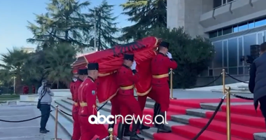 Lamtumira e fundit për Fatos Nanon, mbërrin në Pallatin e Kongreseve arkmorti i ish kryeministrit