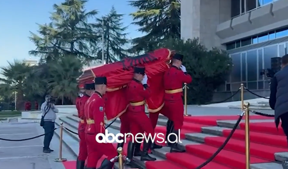 Lamtumira e fundit për Fatos Nanon, mbërrin në Pallatin e Kongreseve arkmorti i ish kryeministrit