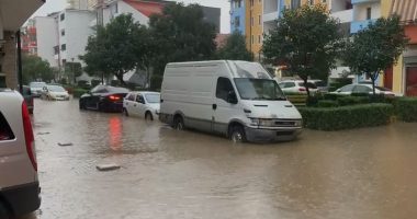 VIDEO/ Rikthehen reshjet e shiut, përmbytje rrugësh në disa lagje në Lezhë, vështirësi në lëvizje