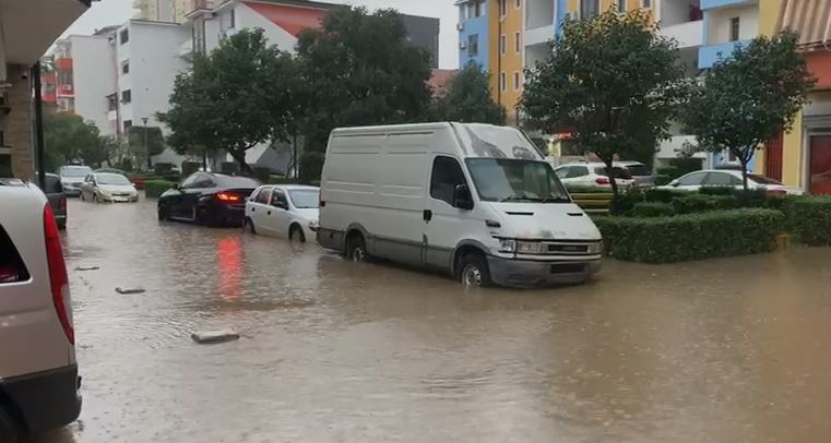 Rikthehen reshjet e shiut  përmbytje rrugësh në disa lagje në Lezhë  vështirësi në lëvizje