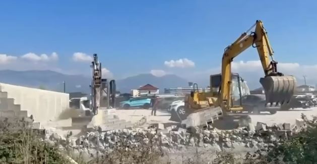 Aksioni për hapësirat publike/ Rama: Në Rinas, vijojmë punën për të liruar trotuaret dhe rrugët e zaptuara