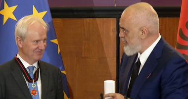 Kontribut dhe përkushtim në transformimin e UBT/ Rama nderon Hubert Hasenauer me “Yllin e Mirënjohjes Publike”