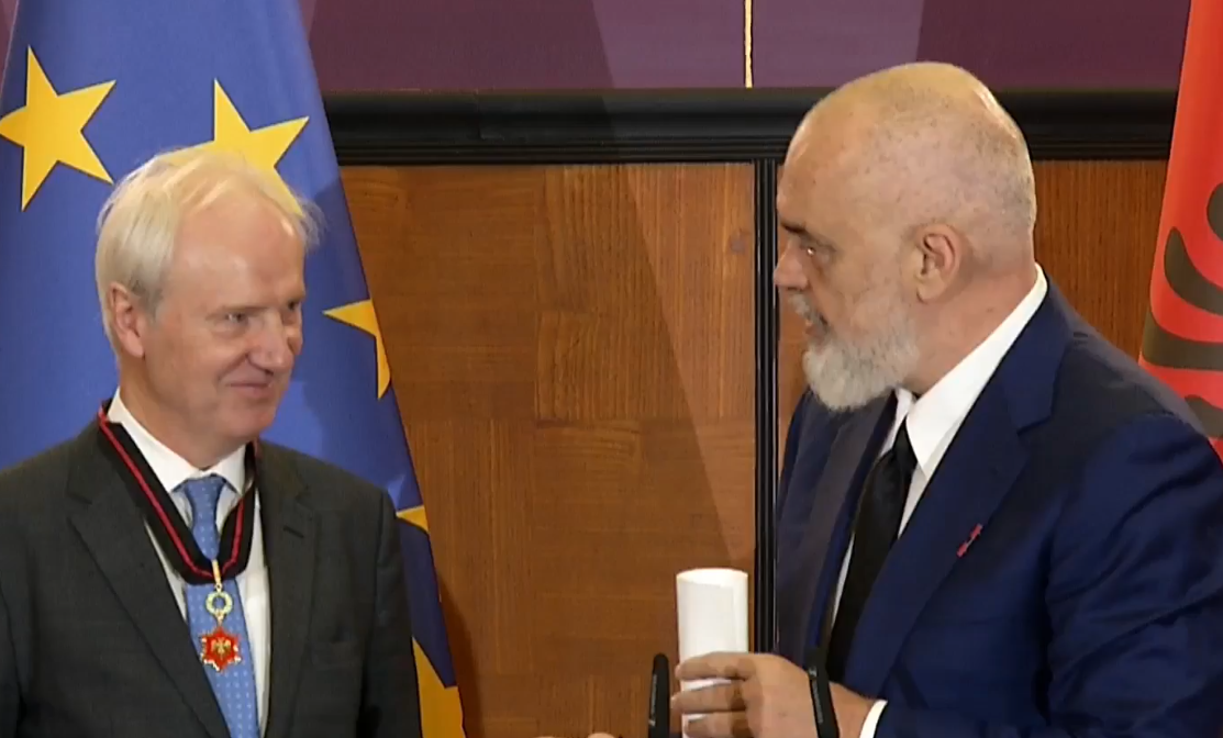 Kontribut dhe përkushtim në transformimin e UBT/ Rama nderon Hubert Hasenauer me “Yllin e Mirënjohjes Publike”