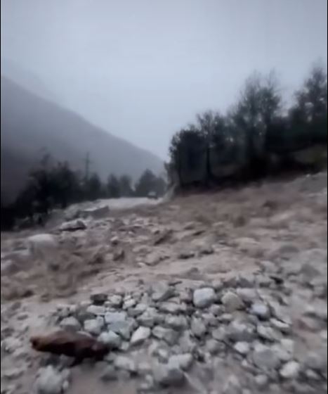 Moti i keq në Shkodër  Shembet masivi me inerte  bllokohen pesë makina dhe nëntë persona