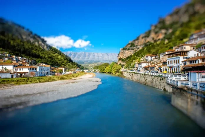  Travel and Tour World   Turistët ndërkombëtarë  pushtojnë  qytetin historik të Beratit