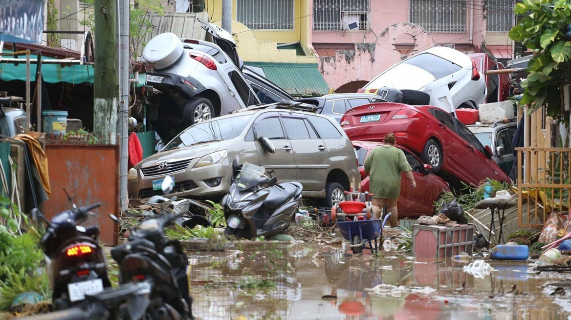 VIDEO/ Filipinet goditen nga tajfuni, shkon në 40 numri i viktimave