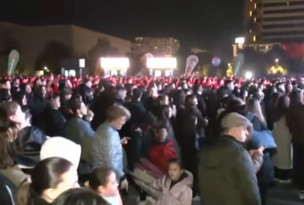 Festimet për 29 nëntorin/ Qytetarë të shumtë në shesh me simbolet kombëtare