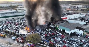 VIDEO/ Spanjë, përfshihet në flakë pika e grumbullimit të makinave