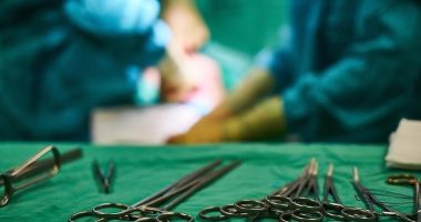 Kirurgët kryejnë operacionin e parë në botë nga distanca për goditjen në tru duke përdorur robot