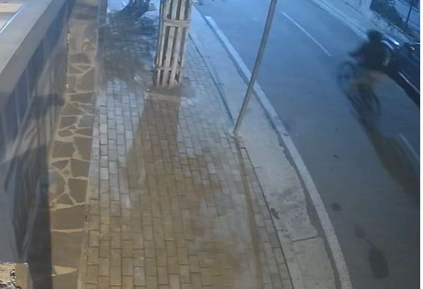 video-tritoli-ne-banesen-e-xhelal-mziut-me-biciklete-dhe-i-maskuar-kamerat-fiksuan-autorin-e-dyshuar
