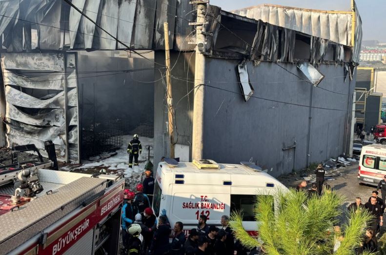 Zjarr në depon e parfumeve/ Turqi, 6 të vrarë dhe 4 të plagosur, nisin hetimet për ngjarjen