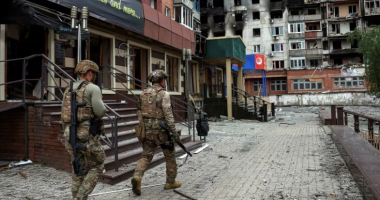 Ukraina mohon se trupat e saj janë rrethuar në Pokrovsk