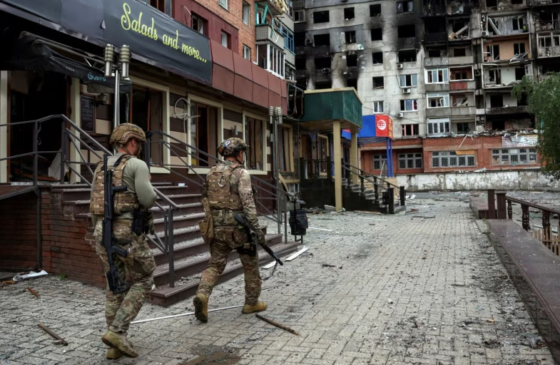 Ukraina mohon se trupat e saj janë rrethuar në Pokrovsk