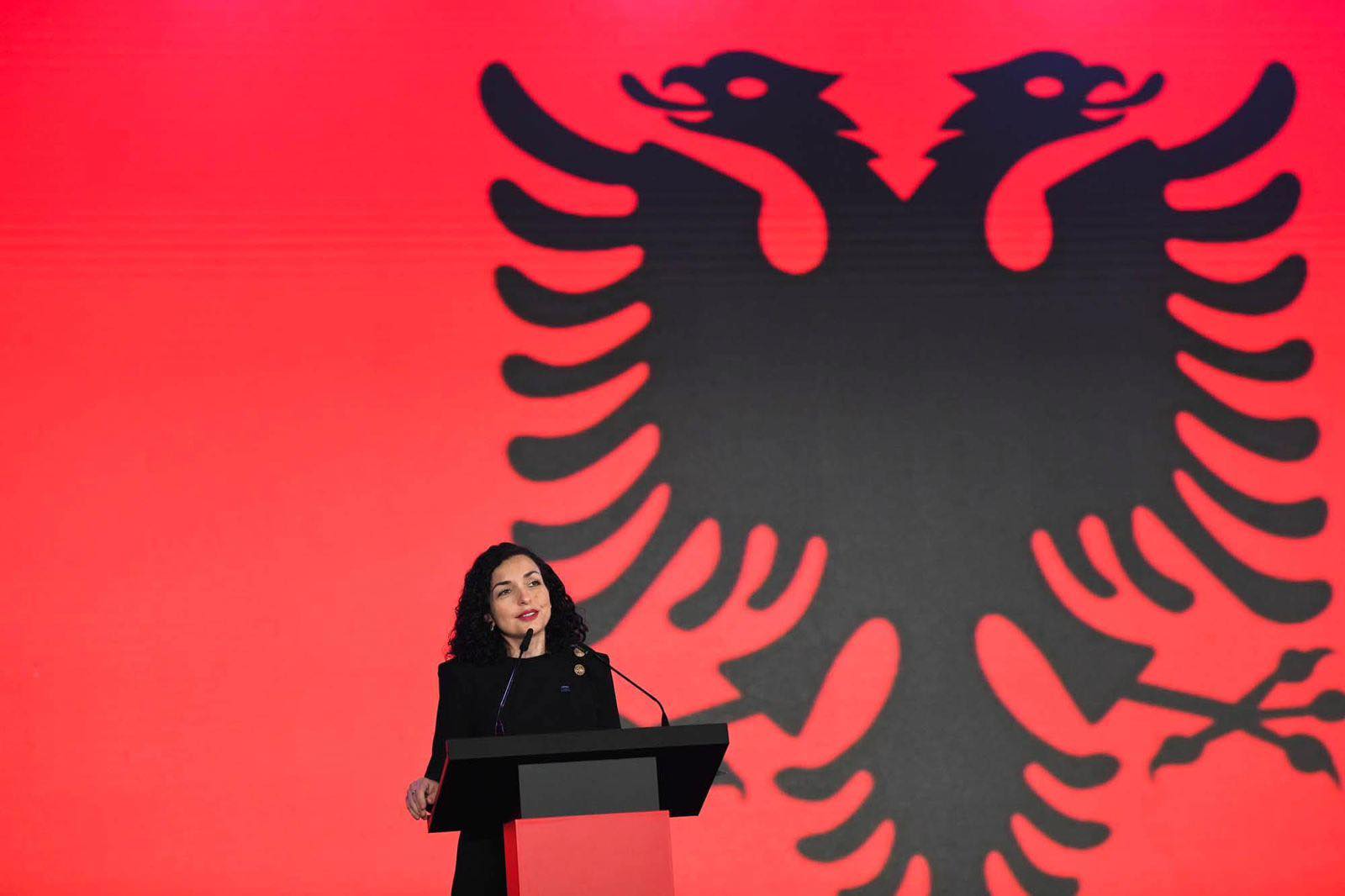  Gëzuar Pavarësinë e Shqipërisë    Presidentja Osmani mesazh urimi  Kosova e Shqipëria ecin krah për krah  Historia jonë është shkruar me gjak  guxim e besim