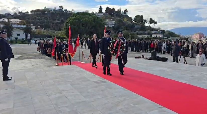 vlora-perkujton-diten-e-clirimit-homazhe-dhe-mesazhe-mirenjohjeje-per-deshmoret