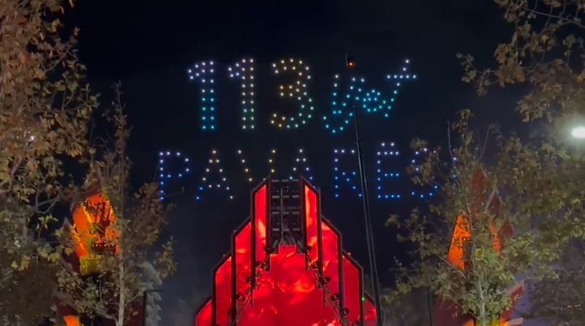 Spektakli i dronëve në Vlorë  qielli ndriçohet nga simbolet kuqezi