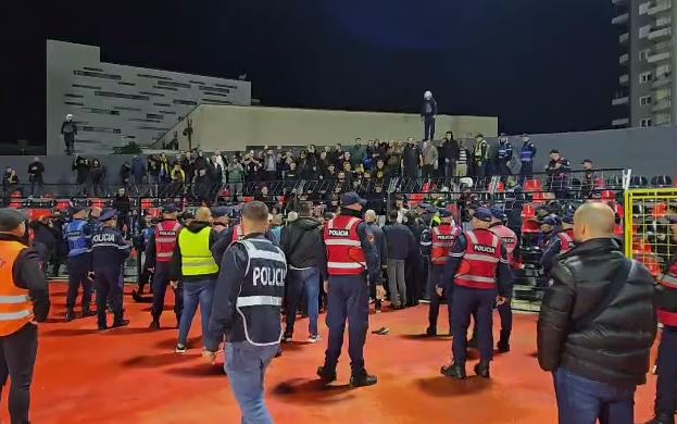 dhune-ne-superiore-tifozet-e-dy-skuadrave-u-perplasen-gjate-dhe-pas-ndeshjes