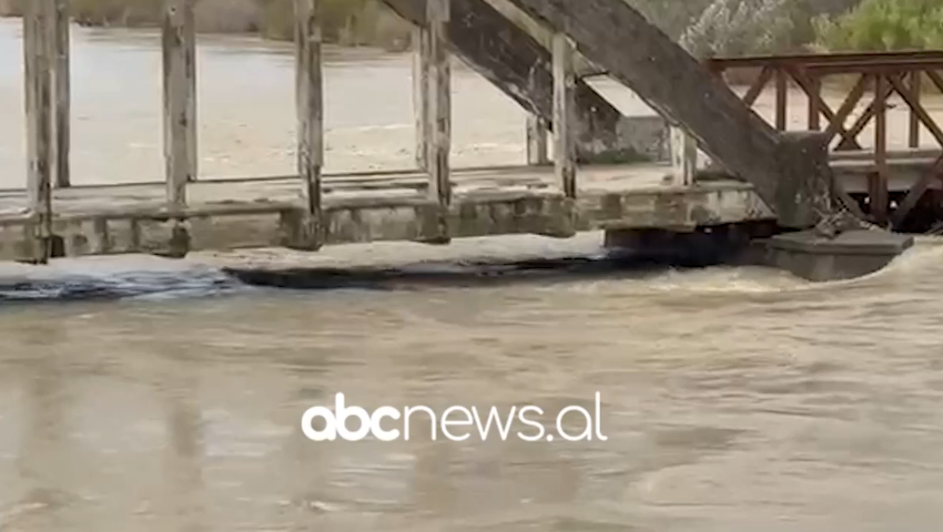 Moti i keq në Vlorë  Niveli i Vjosës në pikë kritike  banesat ende të rrethuara nga uji