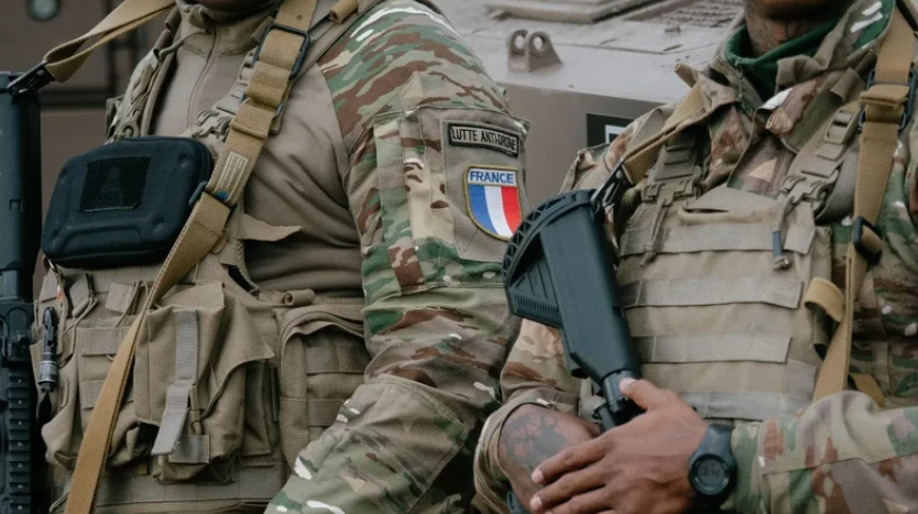 Franca rikthen shërbimin ushtarak vullnetar për shkak të kërcënimeve në rritje