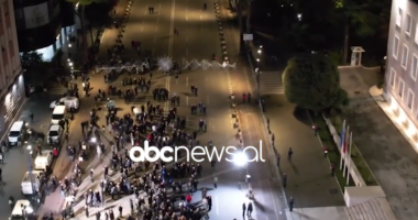 Pamjet me dron/ Berisha braktiset në bulevard. Foltore para Kryeministrisë… në sheshin bosh