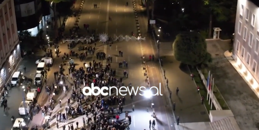 Pamjet me dron/ Berisha braktiset në bulevard. Foltore para Kryeministrisë… në sheshin bosh