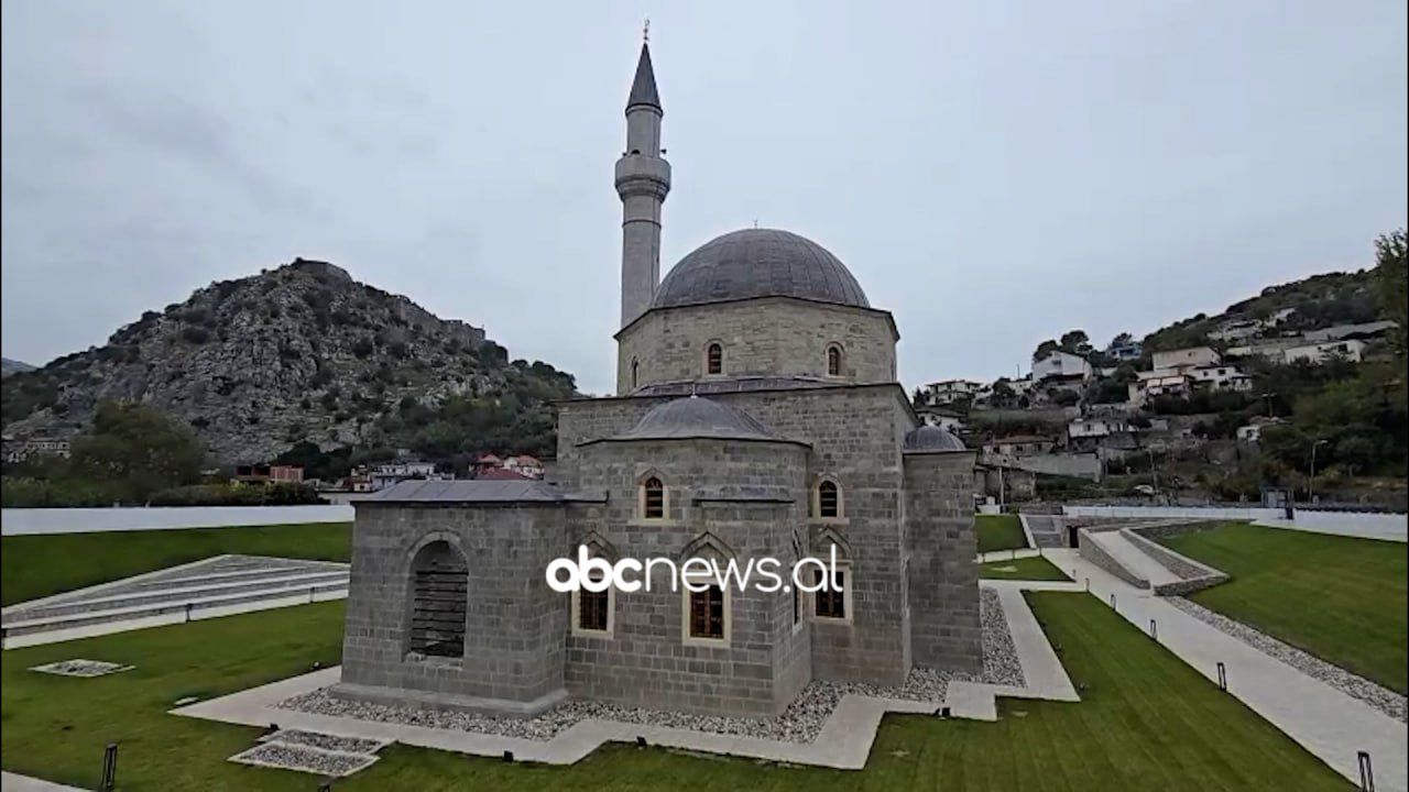 xhamia-e-plumbit-krenaria-e-shkodres-tempulli-i-besimit-qe-terheq-vizitore-nga-e-gjithe-bota