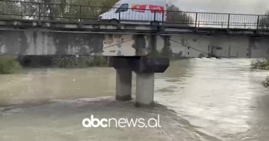Moti i keq në qarkun e Korçës/ Rrugë të bllokuara dhe disa banesa të përmbytura