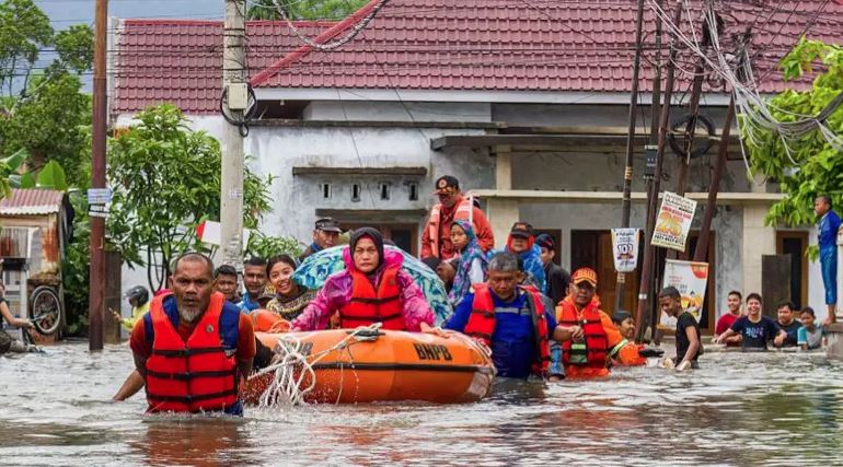 Përmbytje masive dhe rrëshqitje dheu në Indonezi, dhjetëra të vdekur