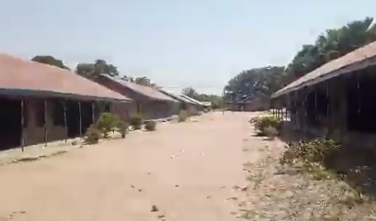 Nigeri  sulm në shkollë  Grupi i armatosur rrëmben mbi 300 fëmijë dhe 12 mësues