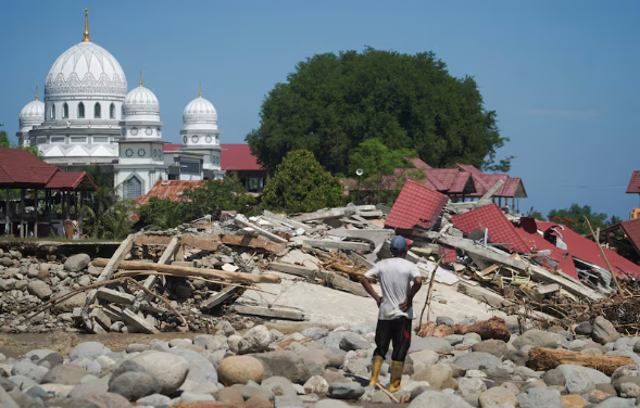 Përmbytjet në Indonezi  shkon në mbi 300 numri i viktimave