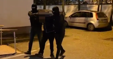I dënuar në Maqedoninë e Veriut për falsifikim monedhash/ 36-vjeçari kapet në Tiranë, pritet ekstradimi