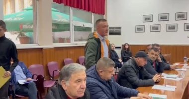 VIDEO/ Grushte dhe përplasje fizike në mbledhjen e Këshillit Bashkiak në Pogradec