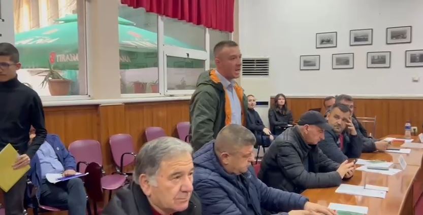 VIDEO  Grushte dhe përplasje fizike në mbledhjen e Këshillit Bashkiak në Pogradec