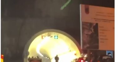 Merr flakë një automjet në tunelin e Skërficës