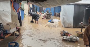 Pas luftës…përmbytje/ Beteja e radhës për palestinezët, shiu shkatërron tendat
