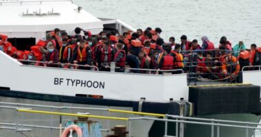 Britani/ Mbi 41 000 emigrantë kaluan La Manshin në 2025