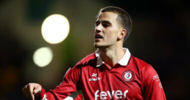 Mehmeti shënon përsëri/ Ylli shqiptar vazhdon të shkëlqejë në ligën e dytë të Anglisë