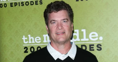 Aktori i serialit “Friends and the Middle”, Pat Finn ndërron jetë në moshën 60-vjeçare