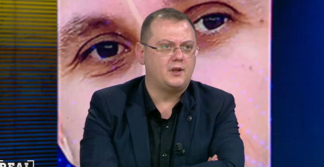 Indrit Hoxha  Po diskutohet për ta ndarë Kryesinë e PD nga Grupi Parlamentar